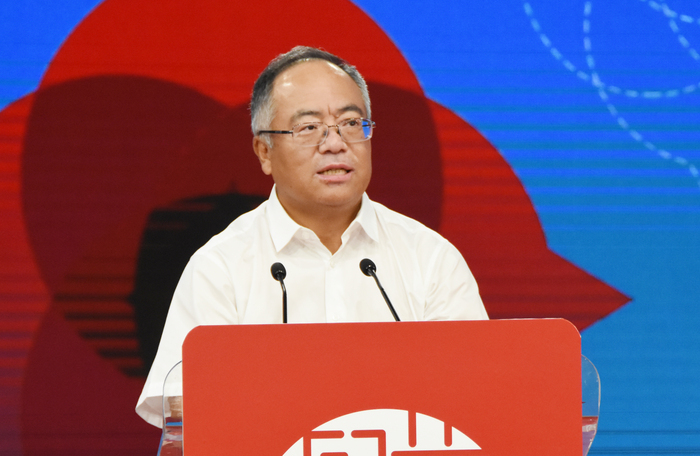 中国传媒大学广告学院院长丁俊杰发表主旨演讲