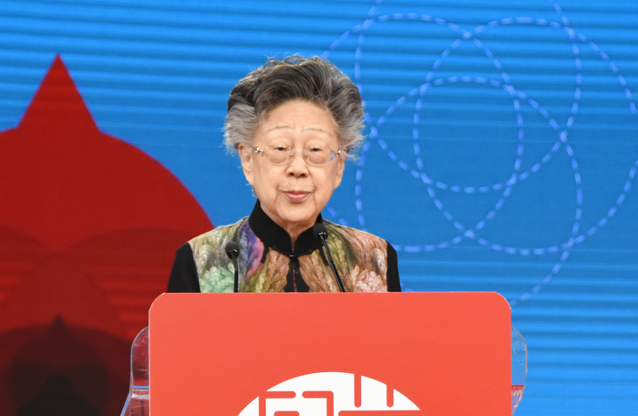 中国文化国际传播研究院院长黄会林发表主旨演讲