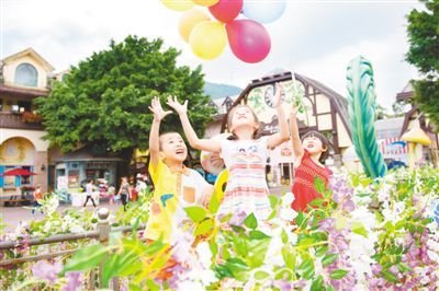 深圳东部华侨城一角，儿童在嬉戏。 资料图片