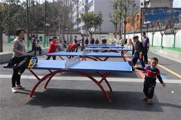 拆除闲置空地围墙，增加社区公共空间， 居民在新建成的公共体育设施玩耍  李永霞 摄