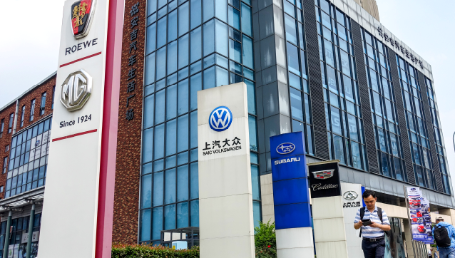 中国汽车流通协会发布的数据显示,10月汽车经销商库存预警指数达到66.9%,同比上升17个百分点,为三年来最高。(来源:第一财经)