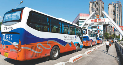 云南世博旅游集团开往越南的客车。 　　资料图片