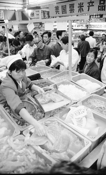 　1993年4月25日，朝阳区新源里副食商店的商品品类丰富，充分满足市民的购物需求。张风摄 