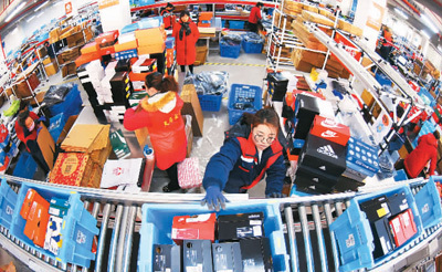 　“双十二”期间，江苏连云港市各大电商迎来发货高峰，工作人员正在加紧发送快递包裹。耿玉和摄 （人民图片）
