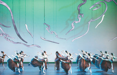 　中央芭蕾舞团《敦煌》剧照。 　　资料图片