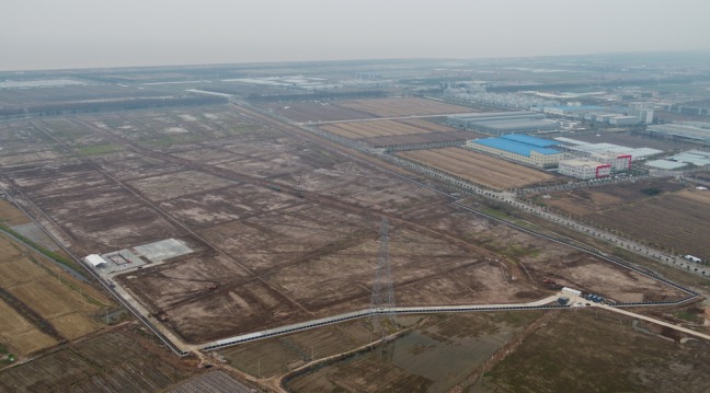 这是位于上海临港产业区的特斯拉超级工厂用地。