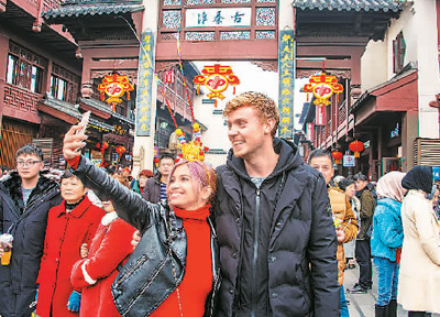 外国游客在南京夫子庙游玩时自拍留影。谷昌旺摄