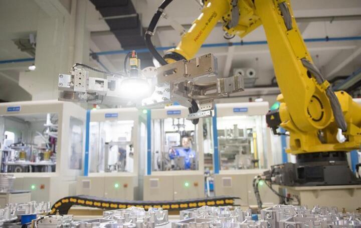 在浙江绍兴市上虞区，智能机器人在卧龙电气新能源汽车装配车间工作（2月20日摄）。新华社记者 翁忻旸 摄