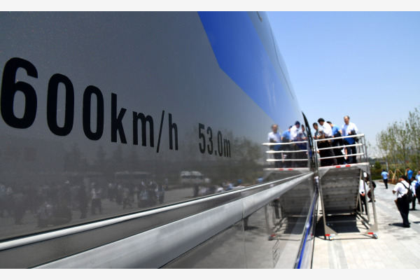 5月23日，参观人员登上时速600公里高速磁浮试验样车。