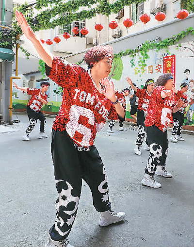 　江西省南昌市东湖区火神庙社区的俏奶奶街舞团成员多为“50后”，跳起动感十足的街舞来热情不输年轻人。 　　余 霞摄（人民视觉） 
