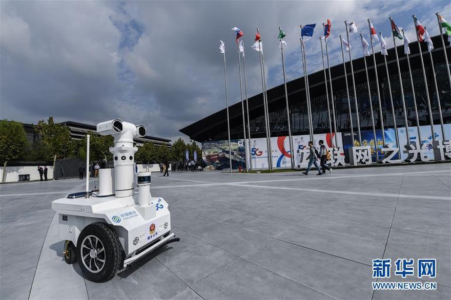 这是互联网之光博览会场馆外巡逻的5G警用机器人（10月18日摄）。 新华社记者 徐昱 摄