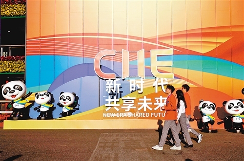 11月3日，进博会志愿者在场馆内行走。当日，第二届中国国际进口博览会各场馆的布展工作基本就绪，部分展商在对展品进行最后调整。　新华社记者 刘 颖摄