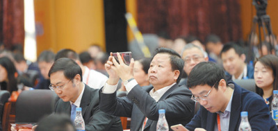 　12月18日，第五届中国品牌论坛开幕式现场，嘉宾们专注听会。 　　本版图片均由本报记者陈斌摄