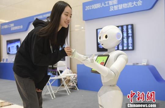 资料图：嘉宾与机器人交流。中新社记者 张勇 摄