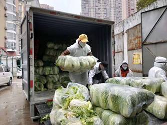 　2月2日下午，武汉优抚医院正在将拼多多供应的新鲜蔬菜存入库房。优抚医院是武汉距离华南海鲜市场最近的医院，距海鲜市场仅有50米，共有超过1000名医护人员在此值守。