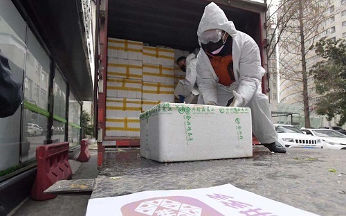 　2月2日上午，拼多多提供的首批新鲜蔬果已经配送至武汉第一医院员工餐厅