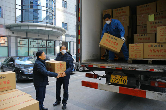 北京稻香村向一线医护人员捐赠糕点