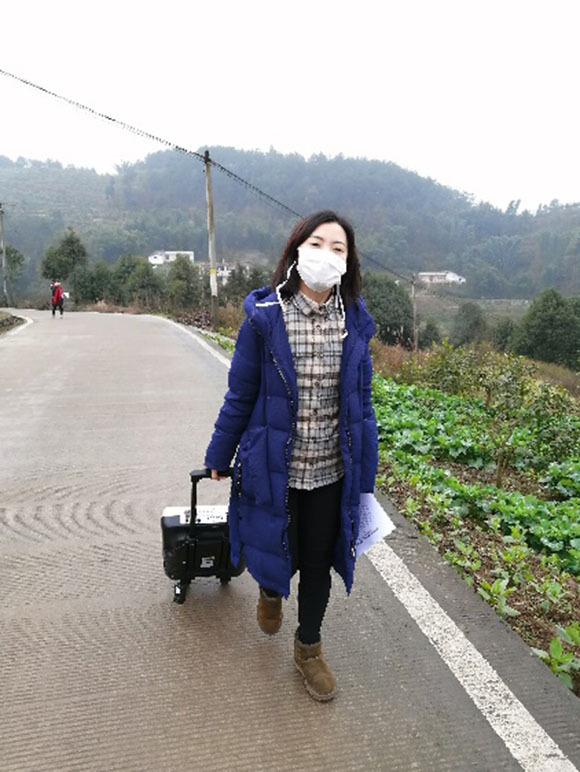 成都分行派驻通书村第一书记赵霜同志拉着移动音箱步行近4万步宣传防疫顺口溜。