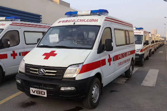 上汽大通紧急复工生产并捐赠负压救护车，2月5日，首批上汽大通负压救护车按时抵达火神山医院。