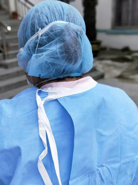 伊利提手为医护人员撑一会儿勒疼的耳朵