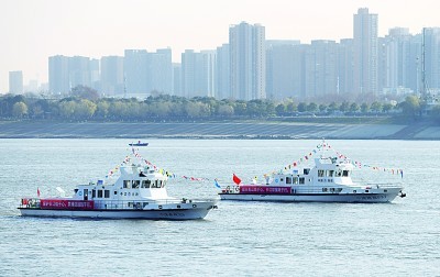 渔政执法船队正从长江武汉段江面驶过。长江流域重点水域于2021年1月1日0时起正式进入“十年禁渔期”。新华社发