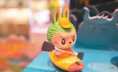 江苏苏州泡泡玛特店内展示的Labubu盲盒玩具。 　　王 初摄（人民图片）
