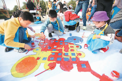 在家长的陪伴下，孩子们在南京科技馆绘制非遗画卷。 　　孙忠南摄（人民图片）