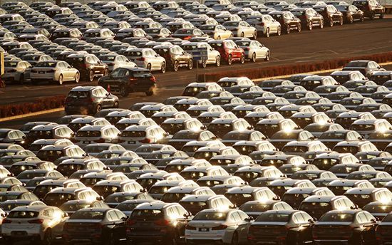 辽宁大连，众多下线的国产汽车运抵大连港汽车码头。