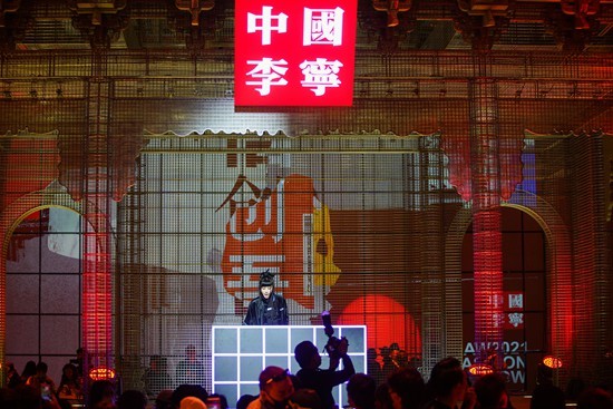 　　河南郑州，一场国产运动品牌的潮流发布会举行。