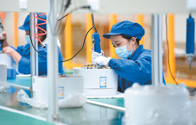 　　在贵州省水城经济开发区，工人在智能电饭煲生产线上工作。 　　邓 刚摄（人民视觉）