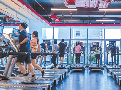 　在北京一家健身俱乐部门店内，会员正在智能跑步机上锻炼。 　　人民视觉