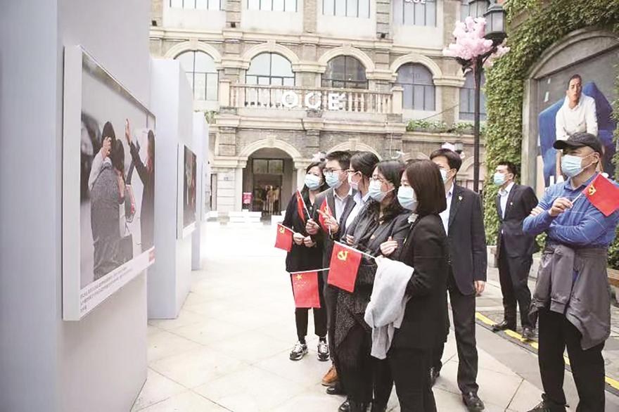 4月7日，“相约春天”抗疫摄影展在武汉楚河汉街开幕，农行湖北省分行办公室党支部组织党员干部前往参观。