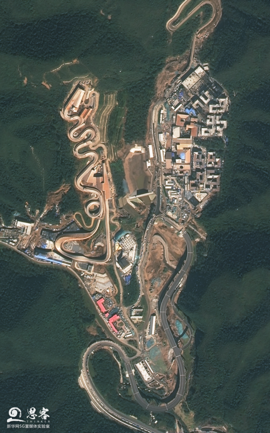 卫星视角下的延庆冬奥村、山地新闻中心、国家雪车雪橇中心。卫星数据来源：吉林一号