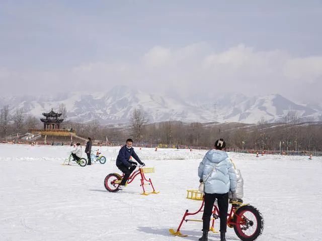 2月20日，游客在卓扎滩原生态景区内体验雪上自行车。新华社记者 吴刚 摄