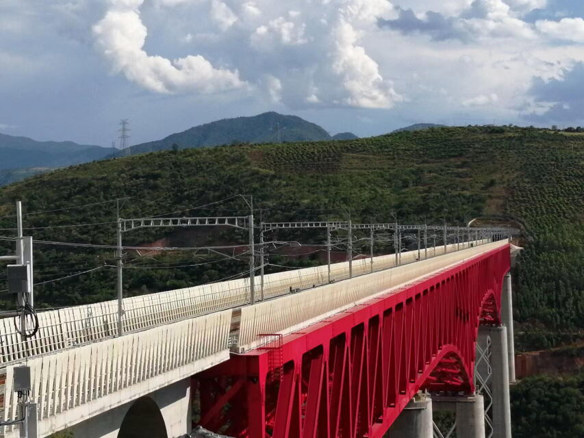 　中老鐵路元江雙線特大橋位于云南省元江哈尼族彝族傣族自治縣境內，大橋全長832.2米。新華網記者 侯強 攝