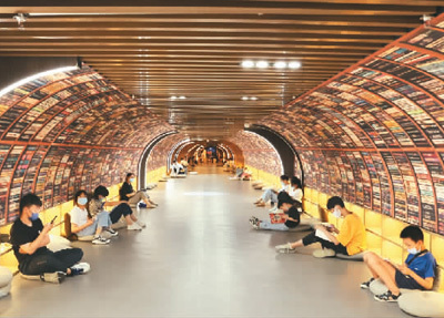 　7月24日，读者在江苏省连云港市海州区时畔书房阅读图书。 　　耿玉和摄（人民视觉）