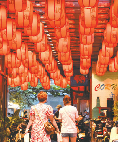 　　7月6日，第十屆北京惠民文化消費季啟動。圖為市民在東城區簋街游覽。 　　新華社記者 李 欣攝