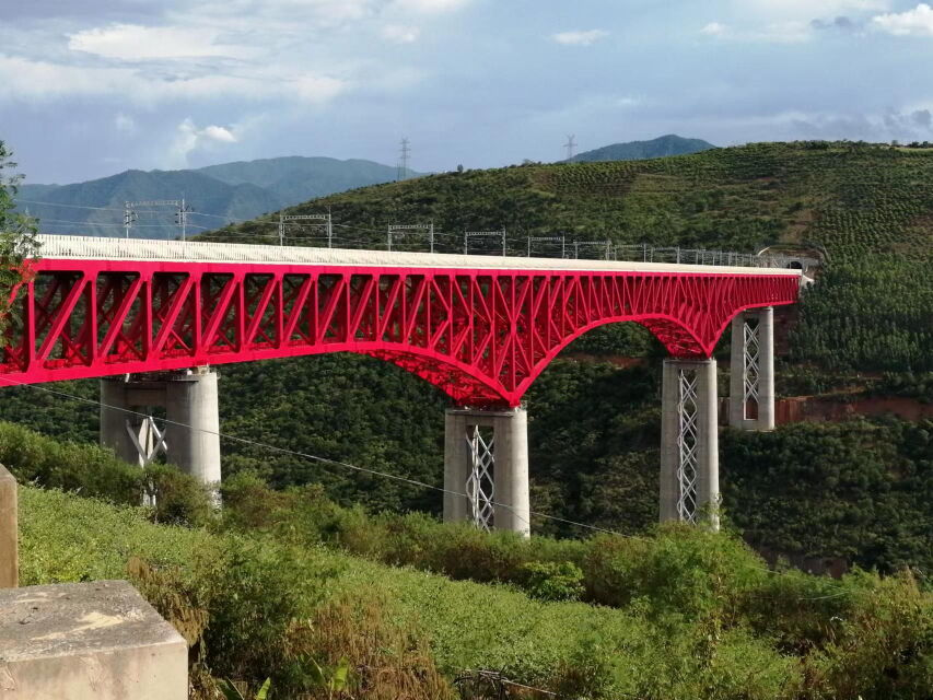 　　中老铁路元江双线特大桥位于云南省元江哈尼族彝族傣族自治县境内，大桥全长832.2米。新华网记者 侯强 摄