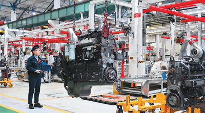 中美合资企业重庆康明斯发动机有限公司生产车间。 　　孙凯芳摄（人民视觉）