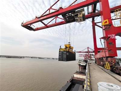 湖南城陵矶国际集装箱港的集装箱装卸现场。记者 周楠 摄