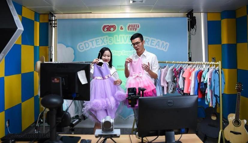 10月14日，在廣東省紡織品進出口股份有限公司，工作人員在進行廣交會線上直播的準備工作。新華社記者 鄧華 攝