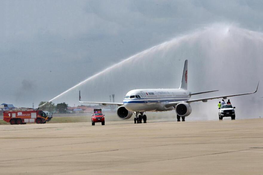 　2月7日，国航航班在柬埔寨首都金边国际机场接受水门礼。新华社发（批隆摄）