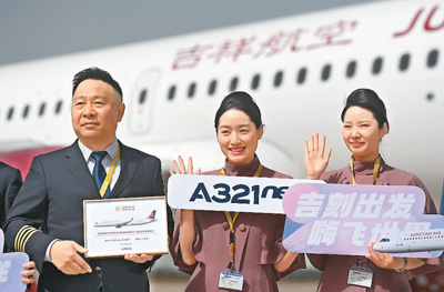 　　3月24日，空客天津总装线交付首架新主力机型A321飞机，图为参加交付仪式的航空公司机组人员在飞机前合影。 　　新华社记者 赵子硕摄