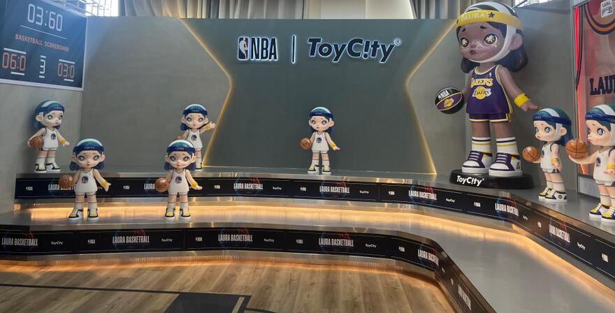 图为城仕（东莞）文化科技有限公司展厅内展示的潮玩（2023年6月10日摄）。新华社记者周颖 摄