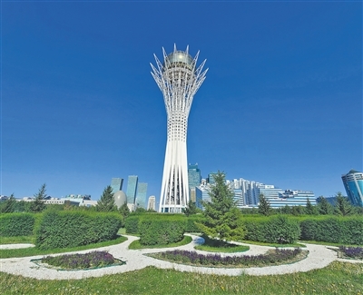 　多年来，中国与哈萨克斯坦合作为哈首都阿斯塔纳生态圈打造生态屏障。图为阿斯塔纳城市象征——生命之树，在其观景平台上可俯瞰阿斯塔纳全景。 　　本报记者 李 强摄
