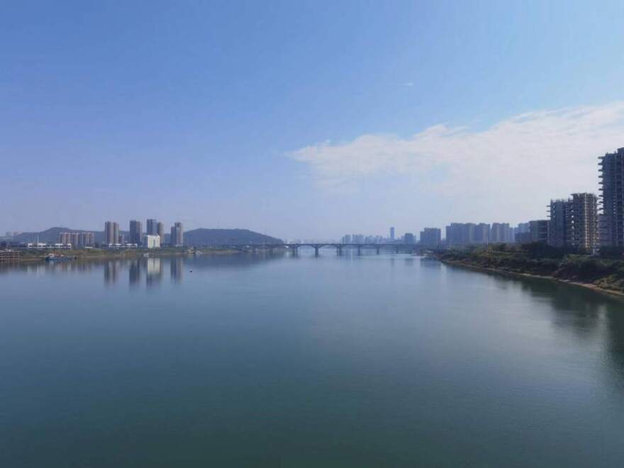 10月24日，在清水塘大桥景观通道上拍摄的湘江景色。本报记者 常雯宜摄