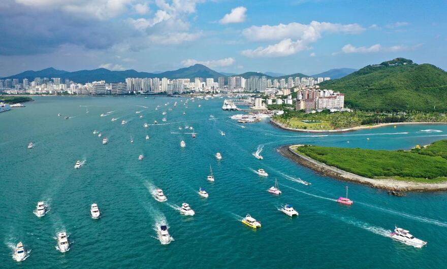　10月1日，游客在三亚乘船出海游玩（无人机照片）。新华社记者郭程 摄