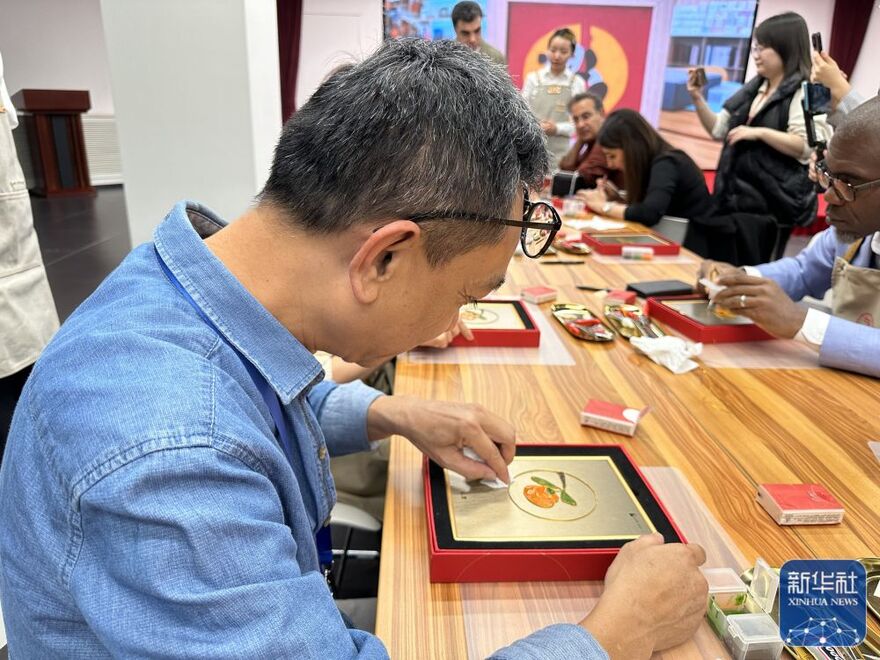 嘉宾在中国工艺集团体验景泰蓝制作过程