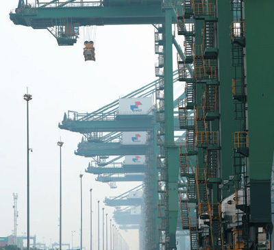 依托天津港的区位优势，海铁联运成为天津中欧班列的特色。图为9月18日，天津港集装箱岸桥作业现场。 　　本报记者 何嘉豪摄
