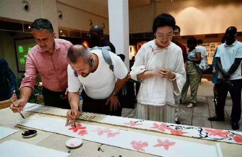 首届国际传播“丝路奖”获奖代表等在广州市荔湾区永庆坊参加文化交流活动。杨烁壁、王燕摄影报道